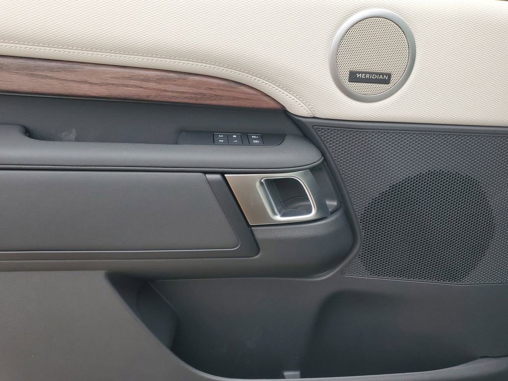 New 2026 Land Rover Discovery Dynamic SE image 11