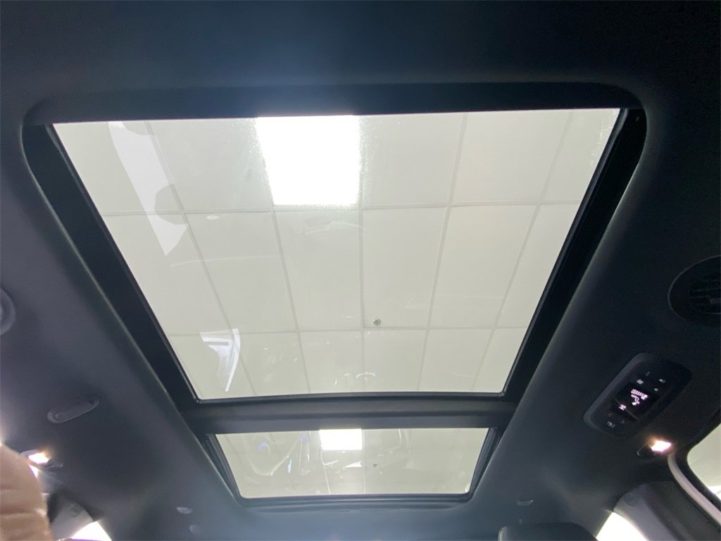 Used 2025 Chrysler Pacifica Limited image 18