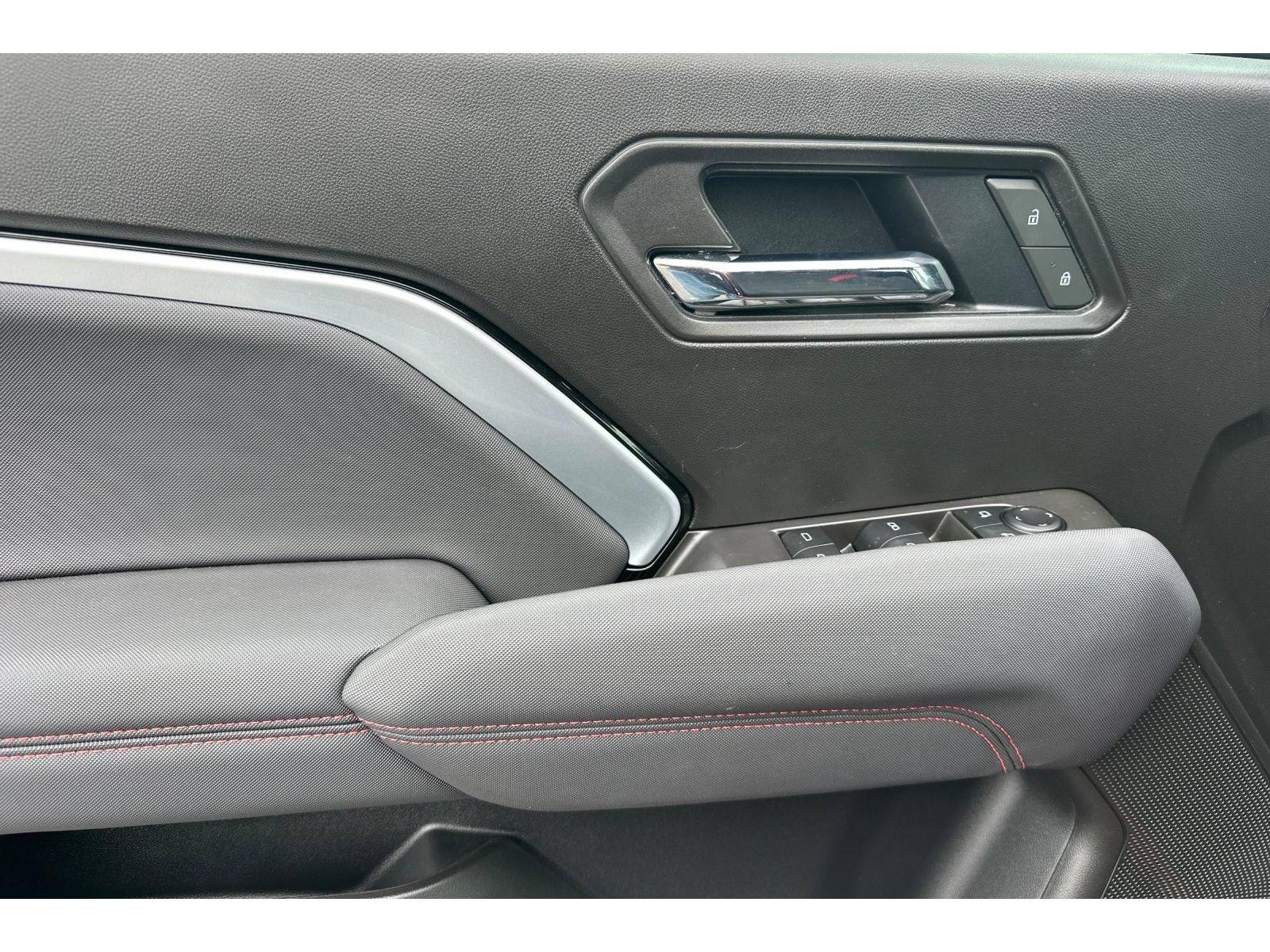 Used 2025 Chevrolet Colorado Z71 AWD/4WD image 11