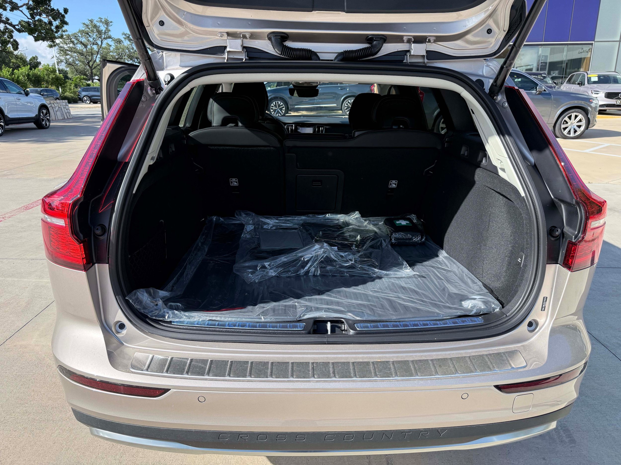 New 2026 Volvo V60 B5 Cross Country Ultra w/ Protection Package Premier AWD/4WD image 27