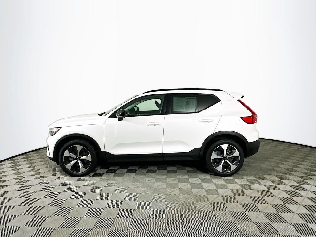 Used 2023 Volvo XC40 B5 Plus w/ Driver Assist Package image 5