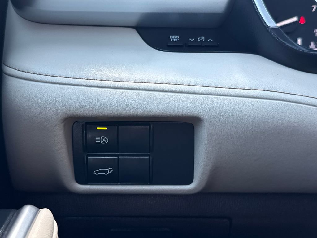 Used 2022 Toyota Highlander XLE AWD/4WD image 36