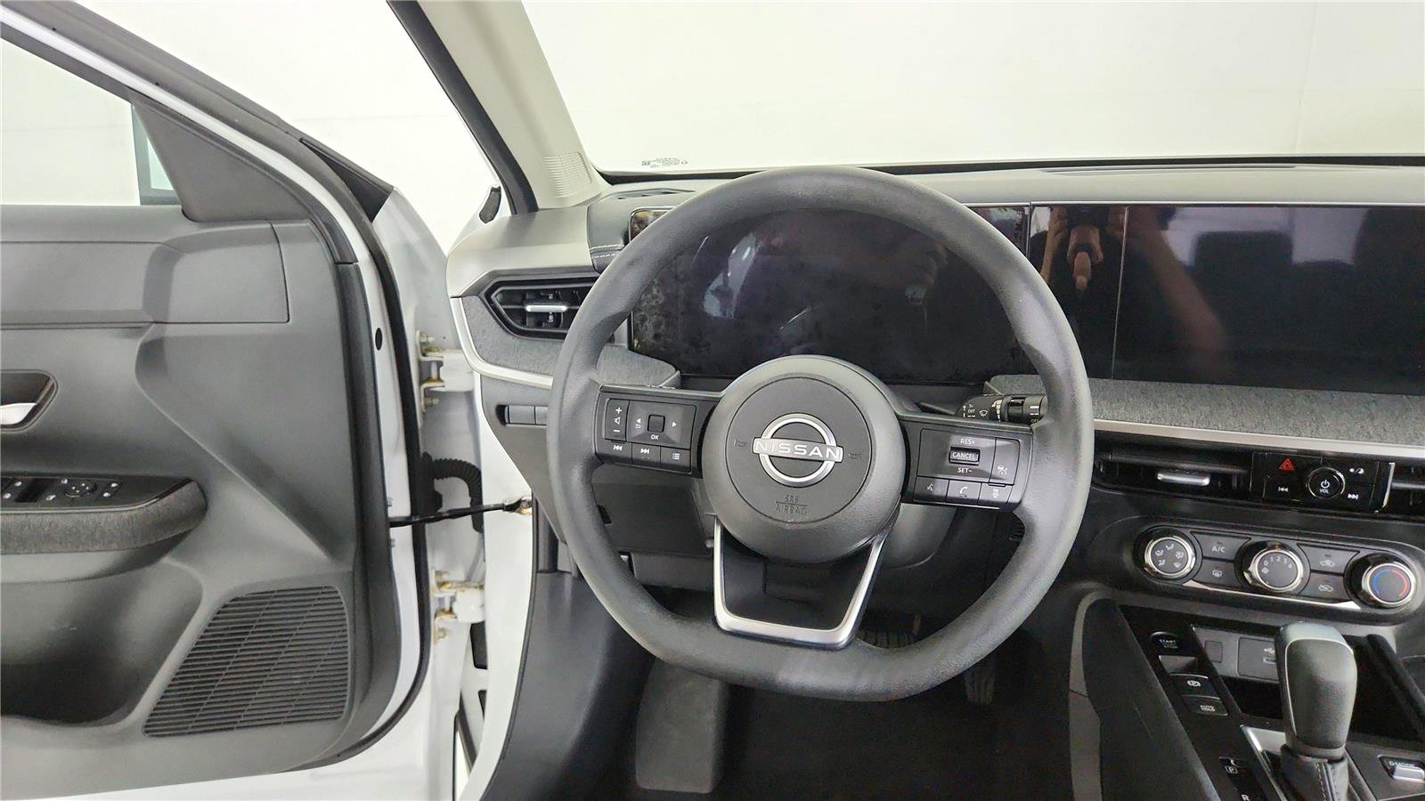 Used 2025 Nissan Kicks SV FWD image 12