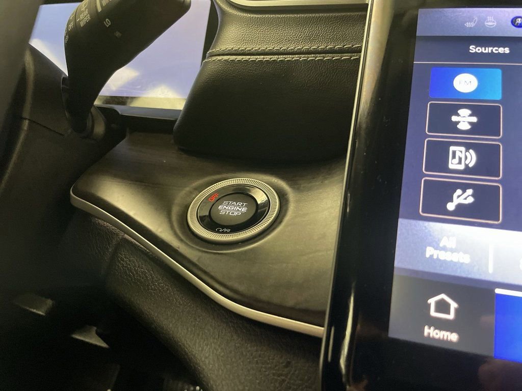 Used 2023 Jeep Grand Cherokee Limited image 11