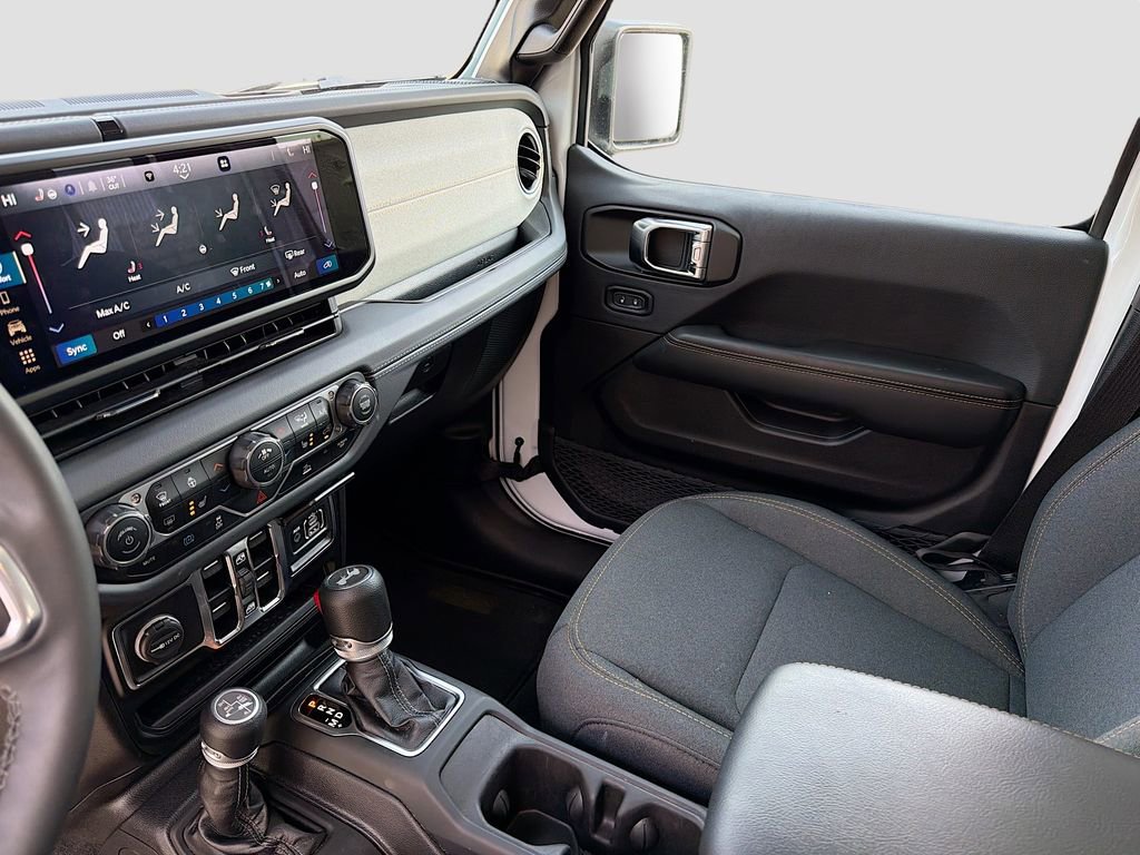 Used 2025 Jeep Wrangler Unlimited Sahara image 28
