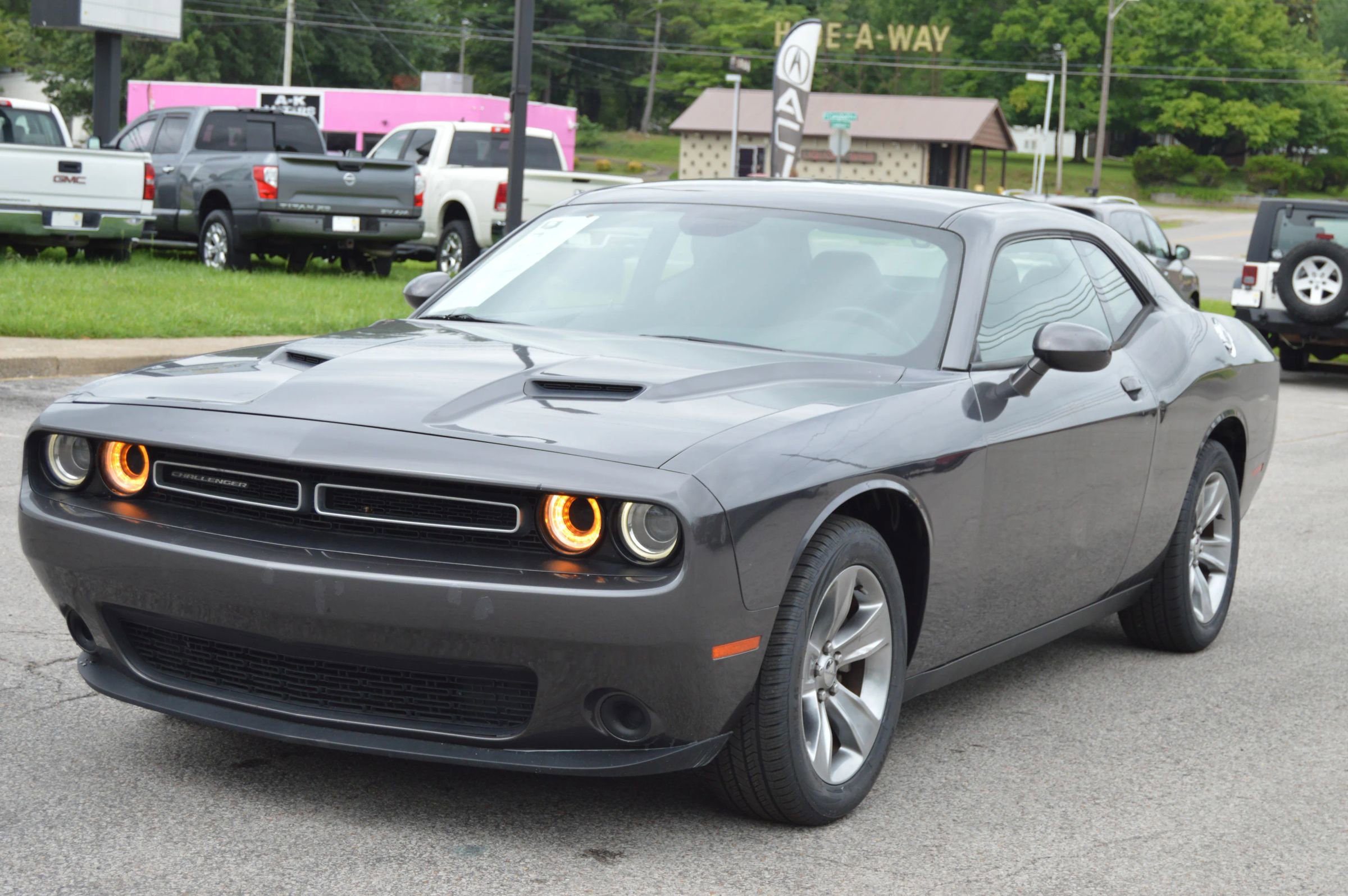 Used 2015 Dodge Challenger SXT image 1