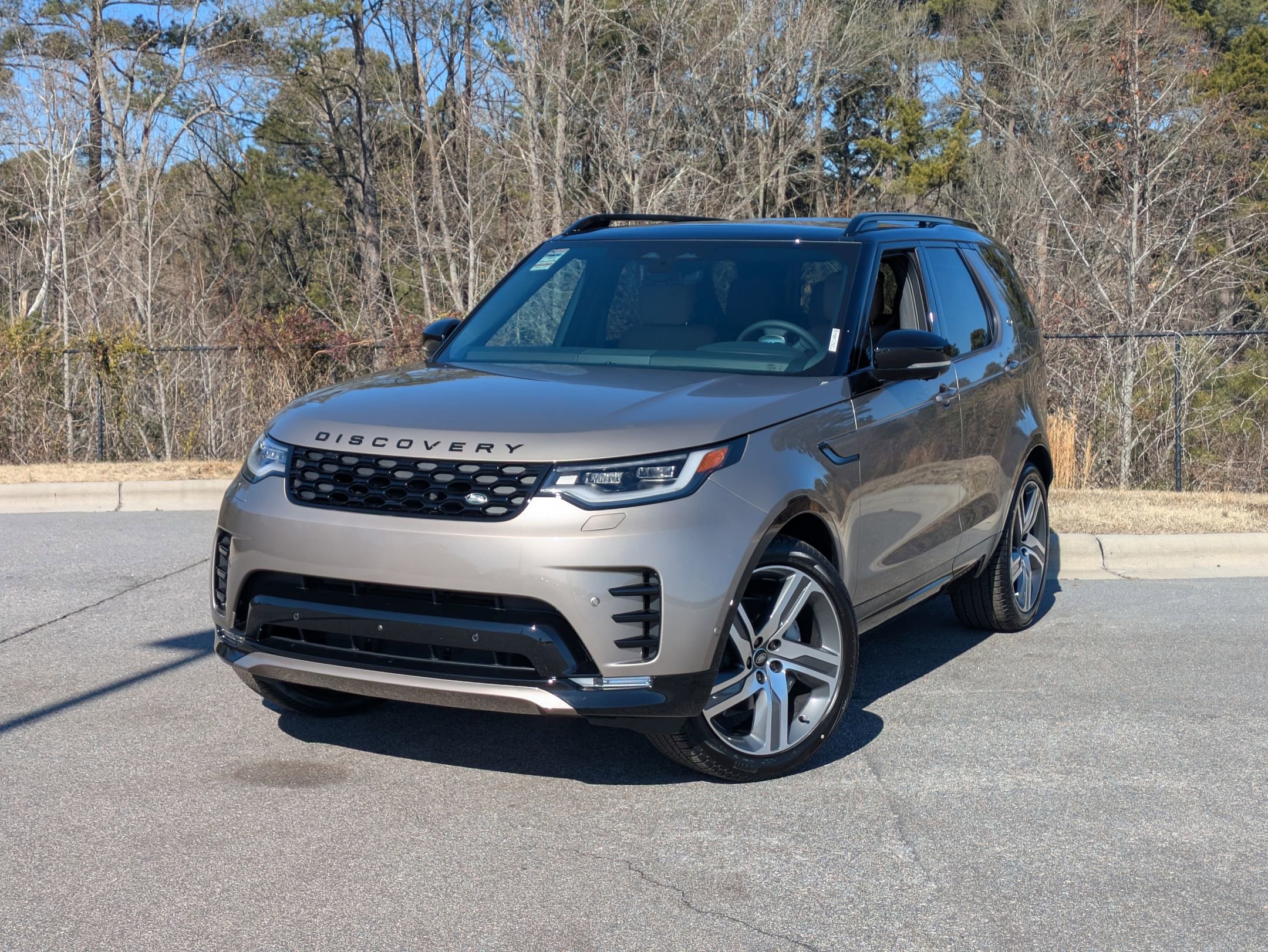 New 2026 Land Rover Discovery Dynamic SE image 1