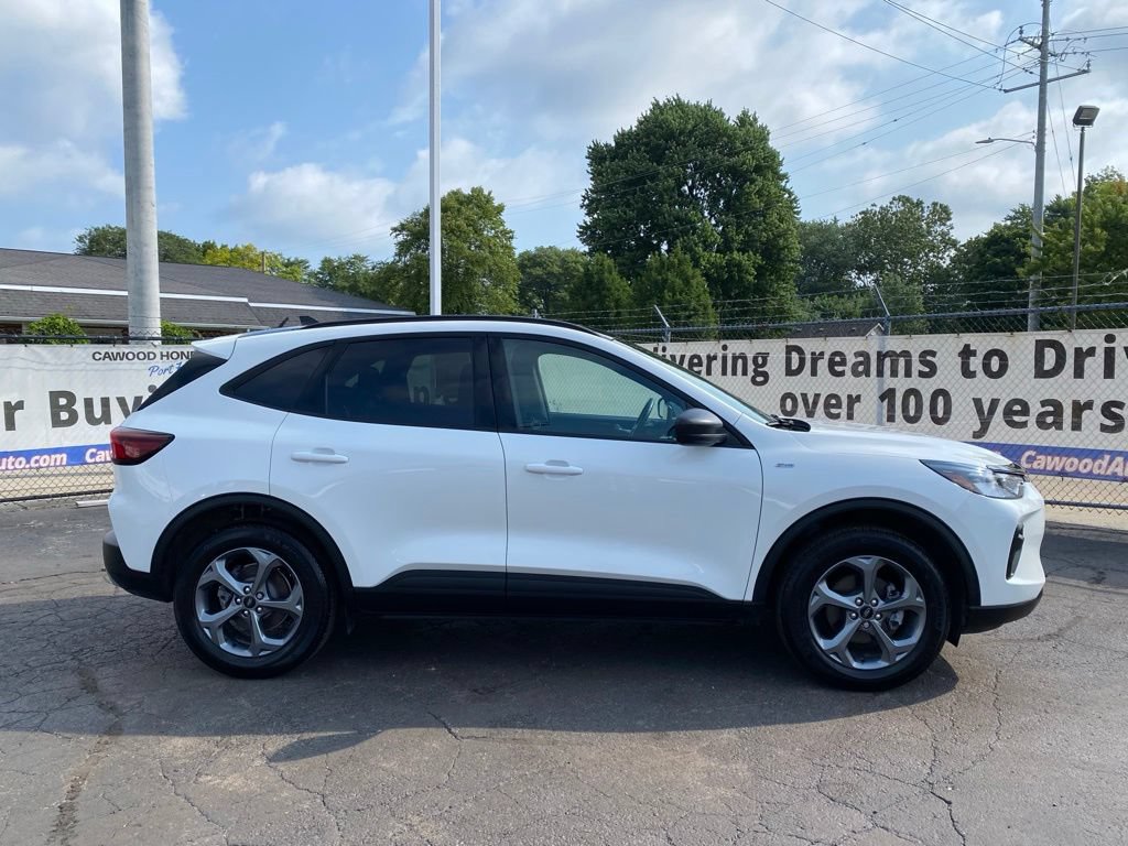 Used 2025 Ford Escape ST-Line w/ Tech Pack #1 AWD/4WD image 2