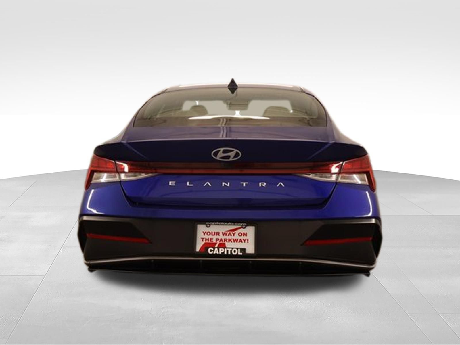 Used 2025 Hyundai Elantra SEL FWD image 3