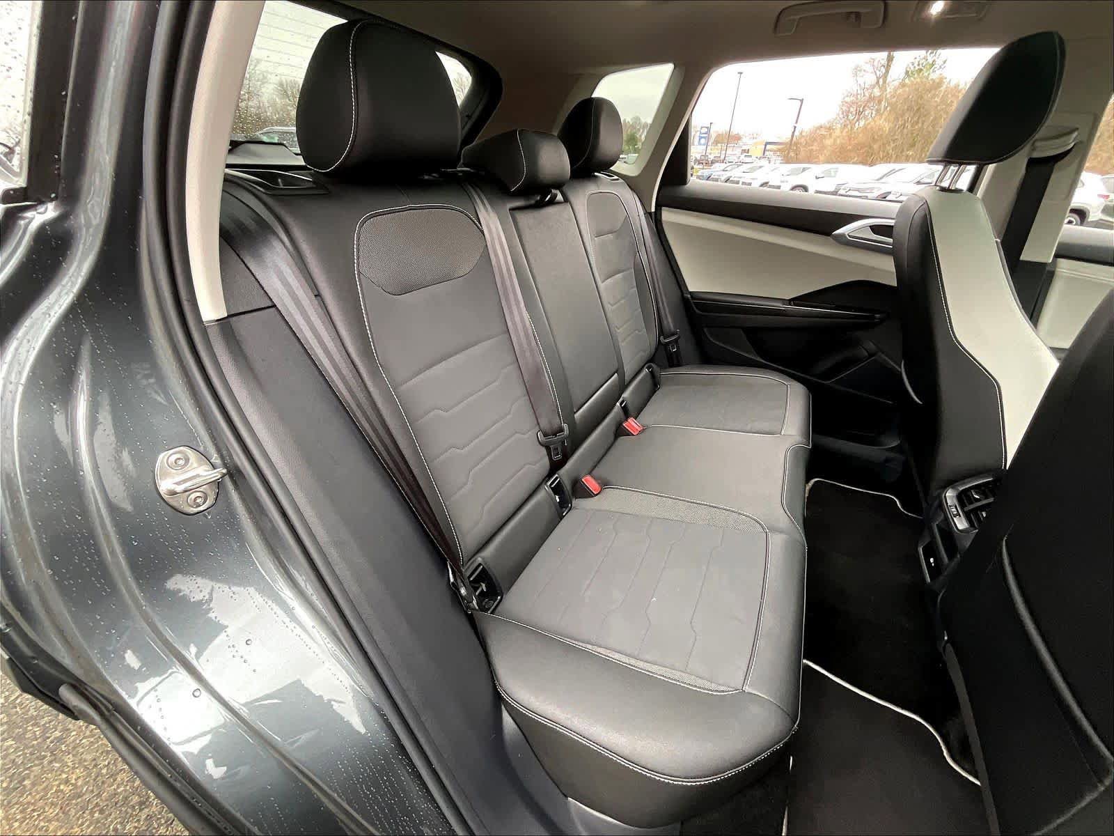 Used 2025 Volkswagen Taos SE w/ Panoramic Sunroof Package AWD/4WD image 16