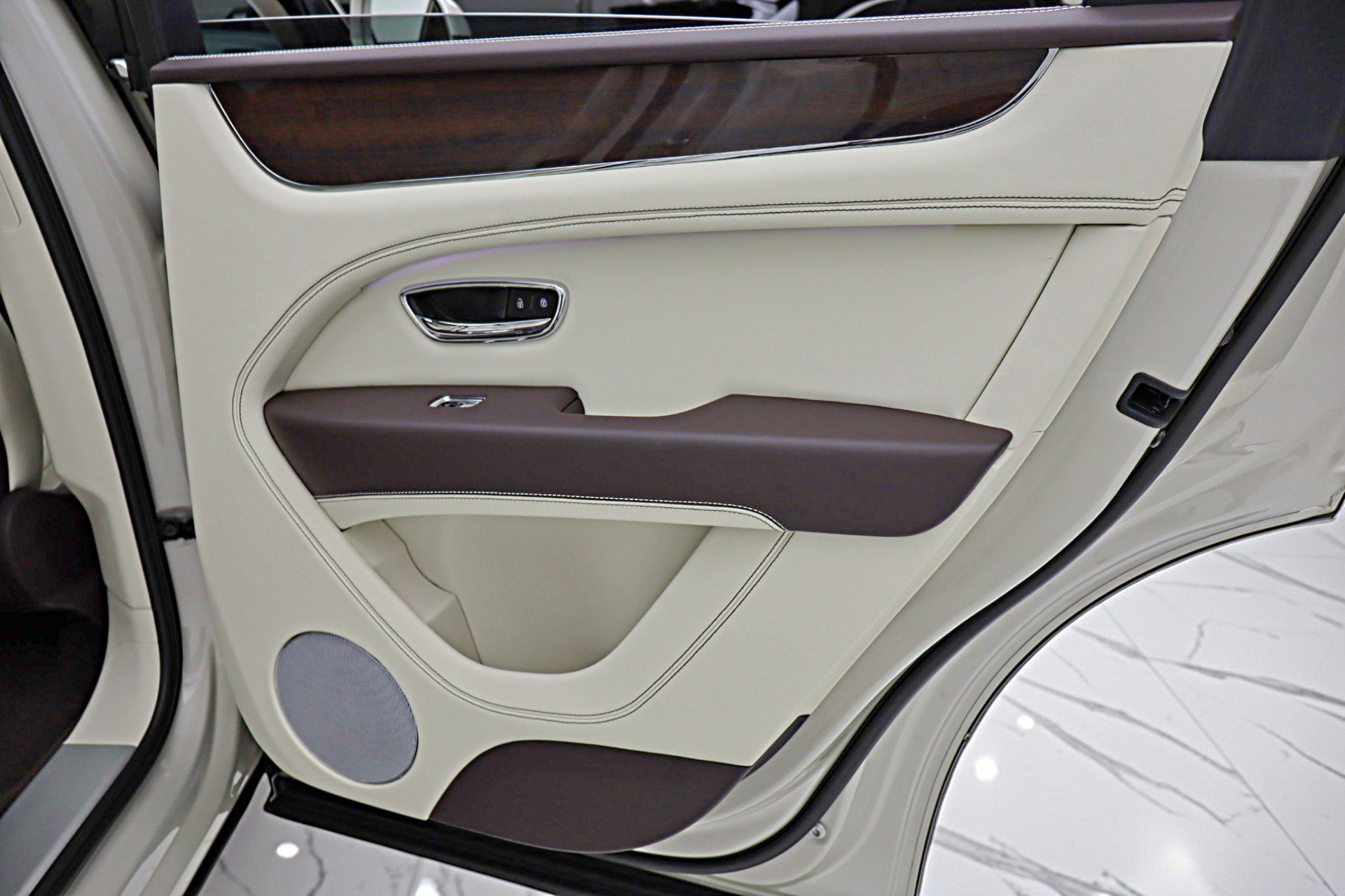 Used 2024 Bentley Bentayga Plug-In Hybrid image 51