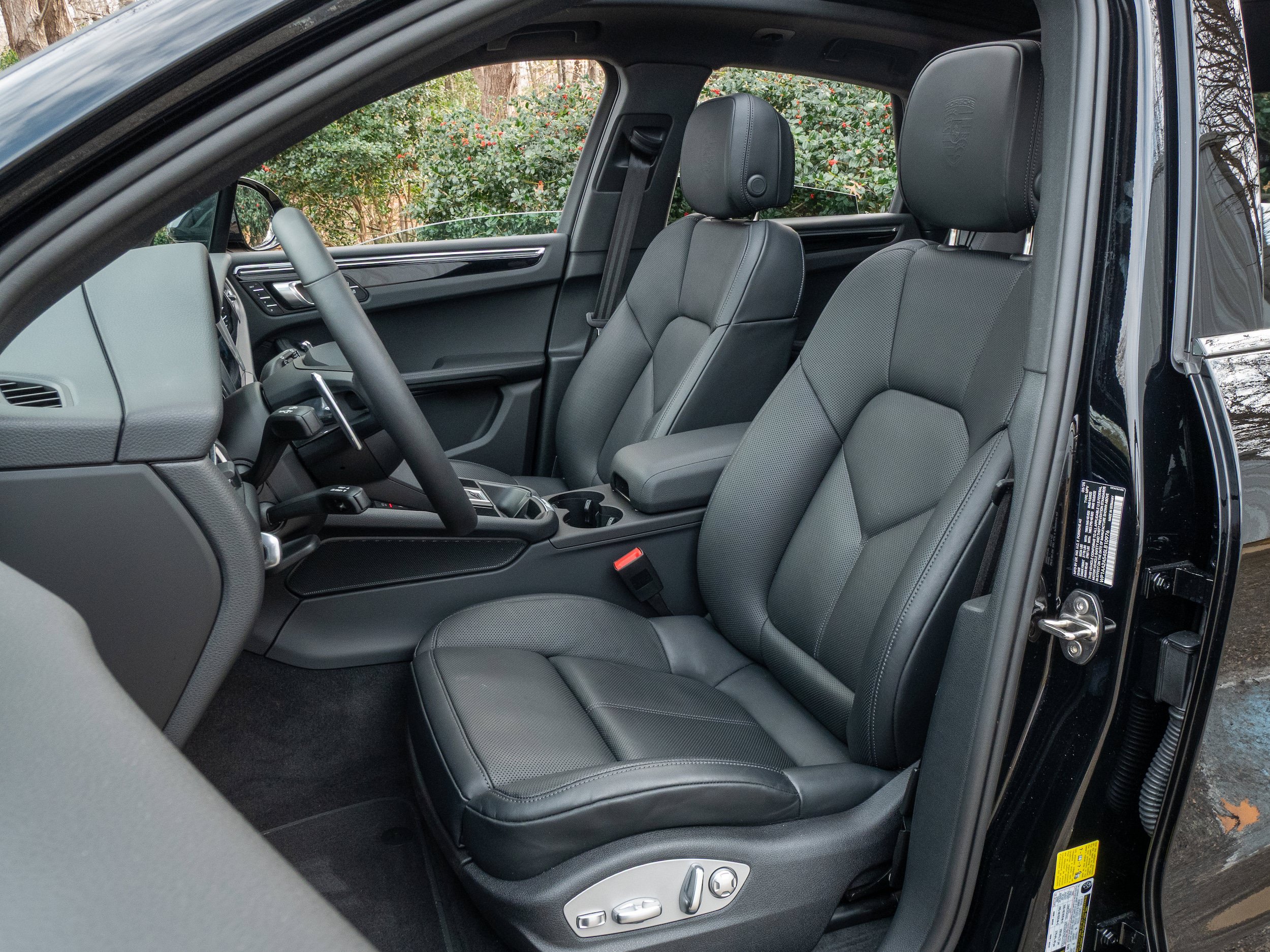 Certified 2025 Porsche Macan AWD/4WD image 5