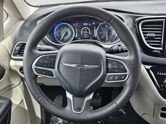 Used 2024 Chrysler Pacifica Touring-L FWD image 13