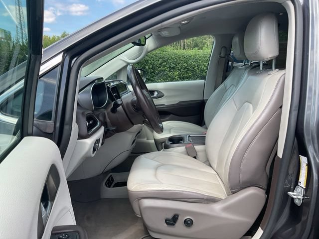 Used 2019 Chrysler Pacifica Touring-L Plus w/ Tire & Wheel Group FWD image 17