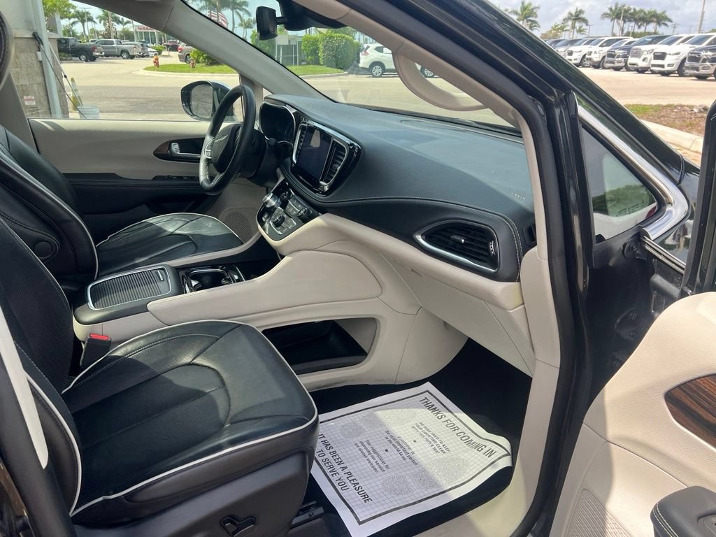 Certified 2023 Chrysler Pacifica Limited FWD image 11
