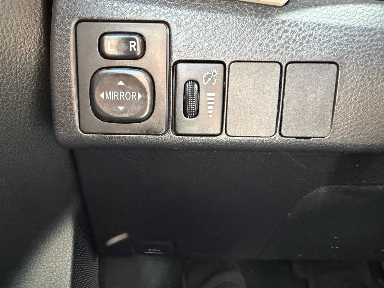 Used 2015 Toyota Corolla LE FWD image 29
