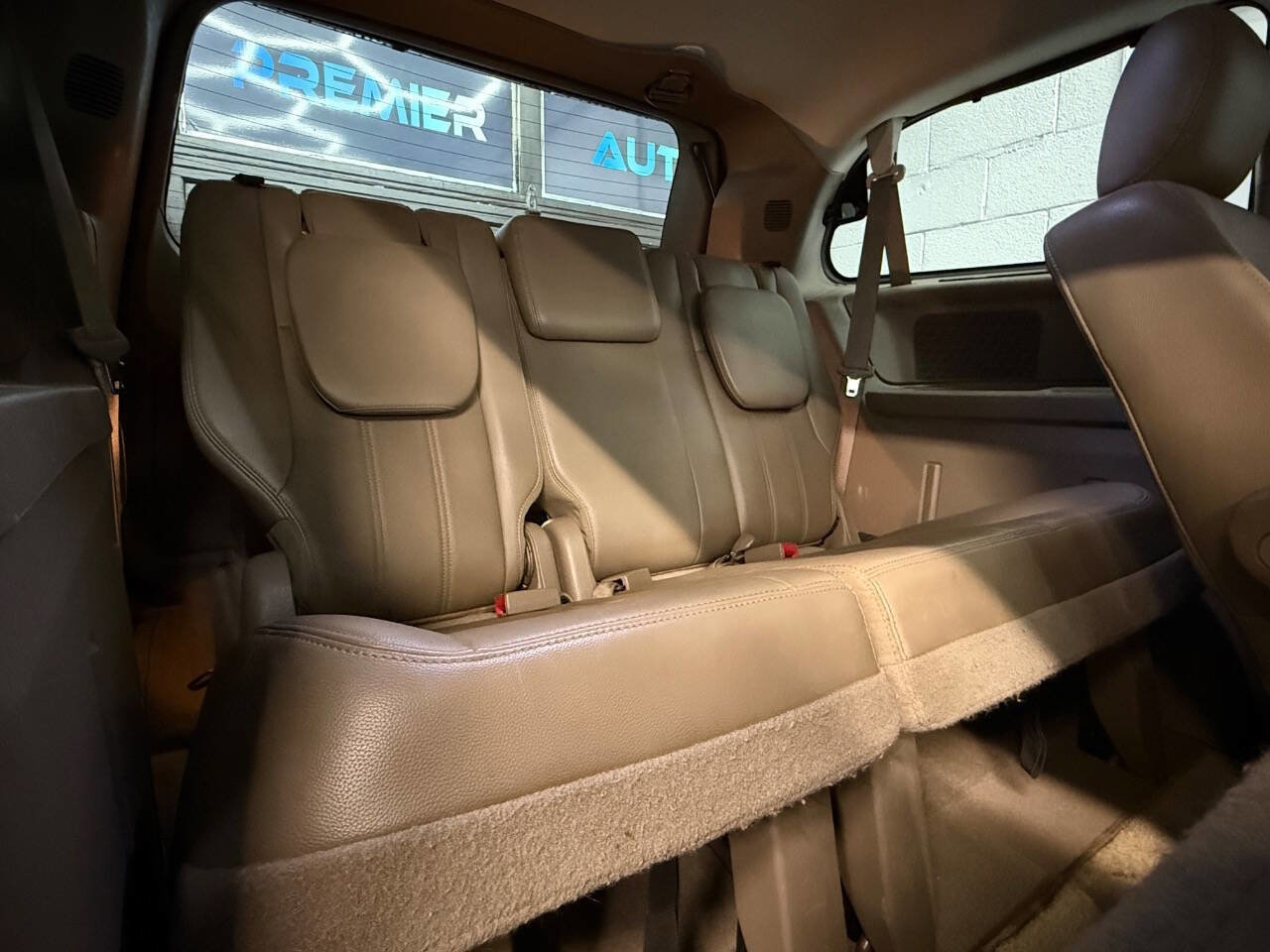 Used 2012 Chrysler Town & Country Touring-L w/ Entertainment Group #2 FWD image 9