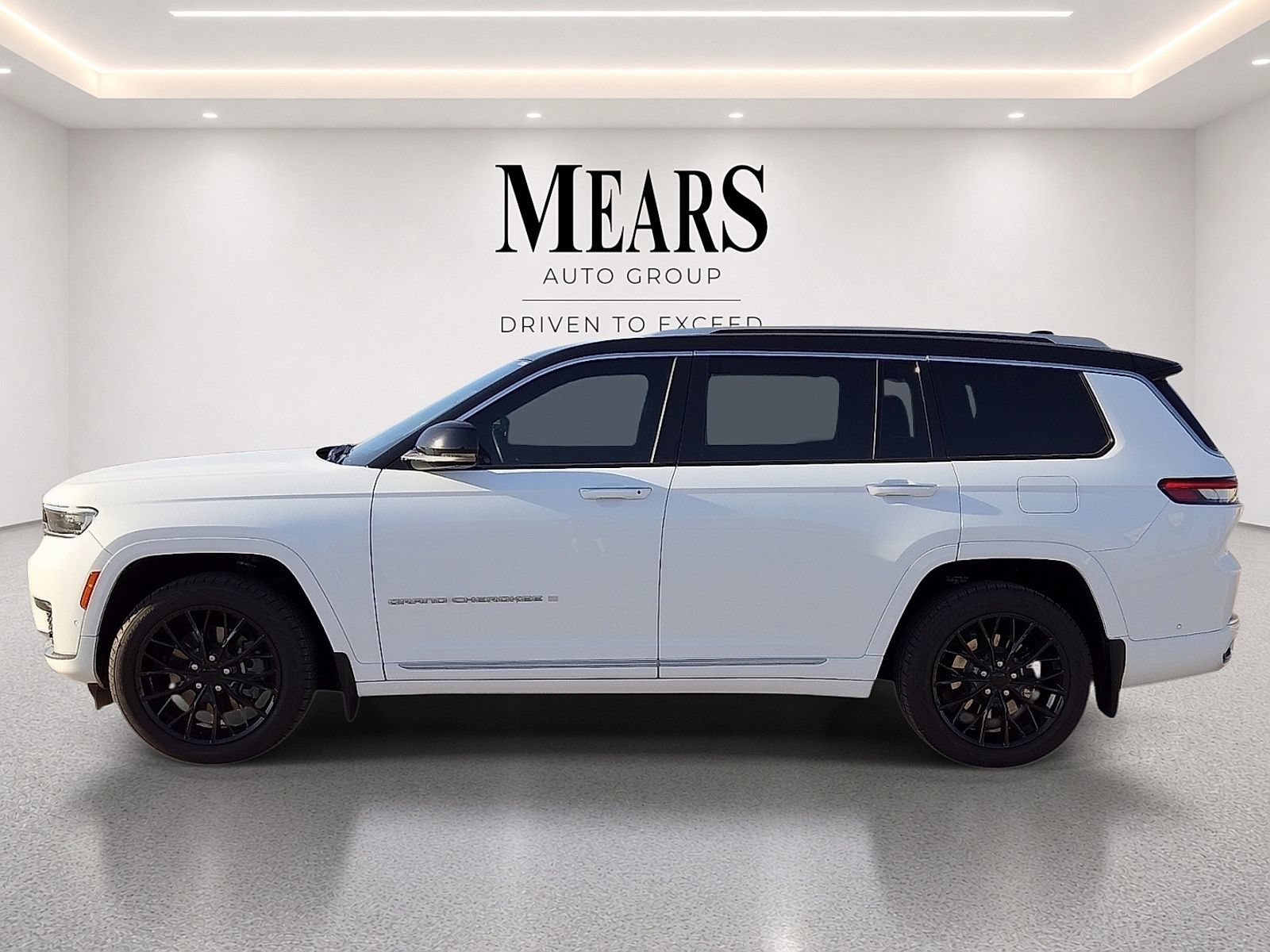 Used 2023 Jeep Grand Cherokee L Summit w/ MOPAR Finishing Package AWD/4WD image 2
