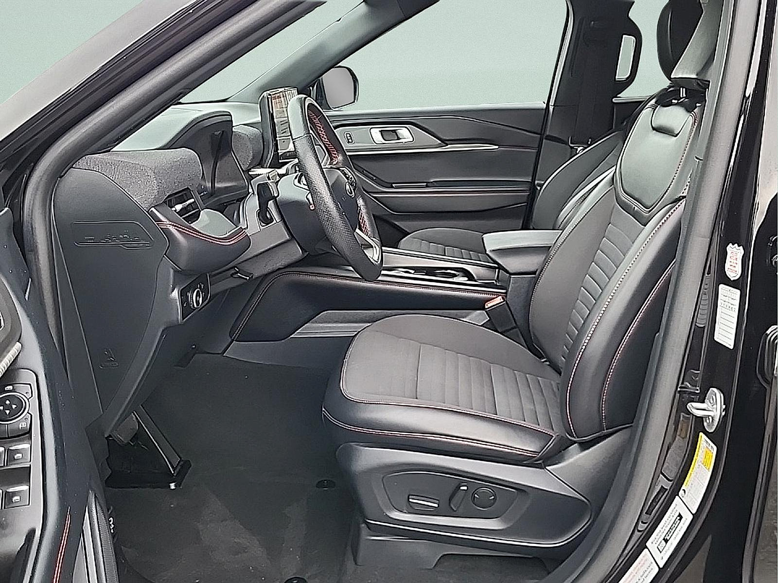 Used 2025 Ford Explorer ST-Line w/ ST-Line Street Pack AWD/4WD image 13