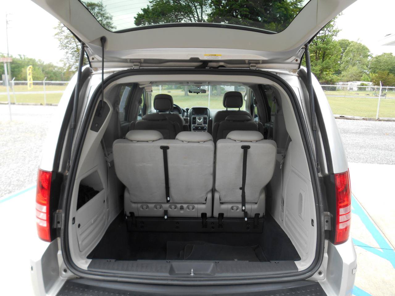 Used 2010 Chrysler Town & Country Touring FWD image 13