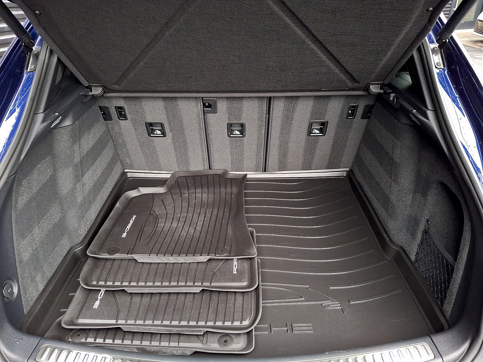 Certified 2025 Porsche Macan AWD/4WD image 32