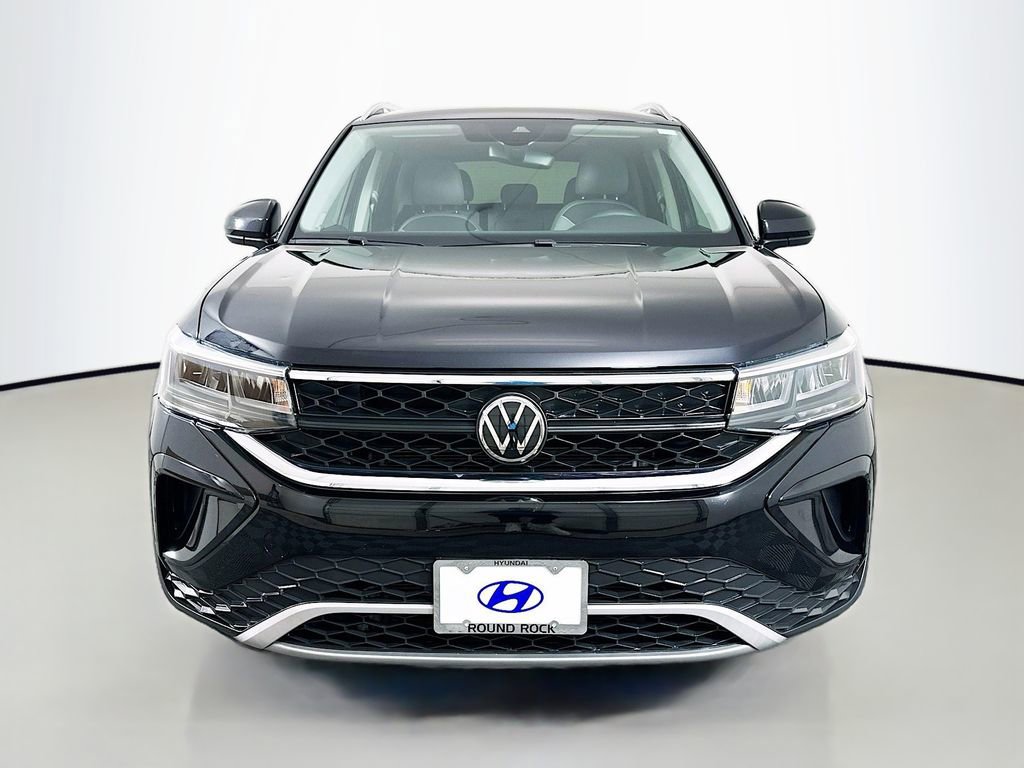 Used 2023 Volkswagen Taos SE image 2