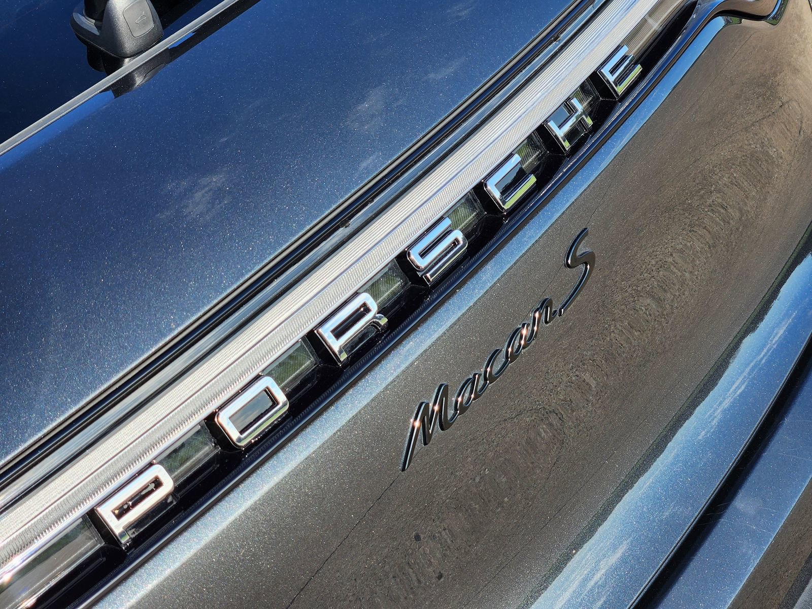 Used 2023 Porsche Macan S w/ Sport Chrono Package image 18