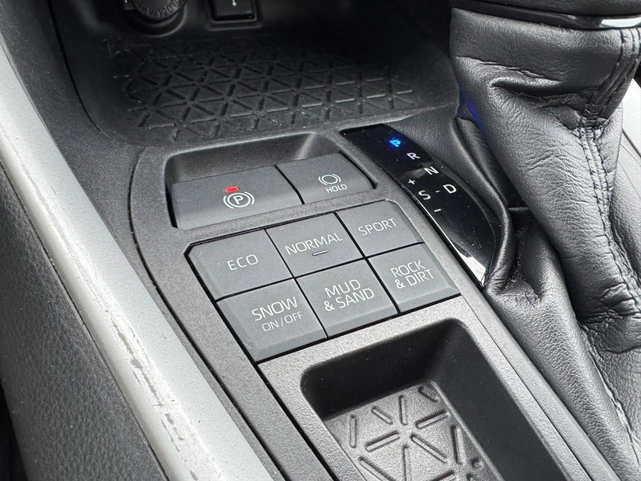 Used 2021 Toyota RAV4 LE image 16