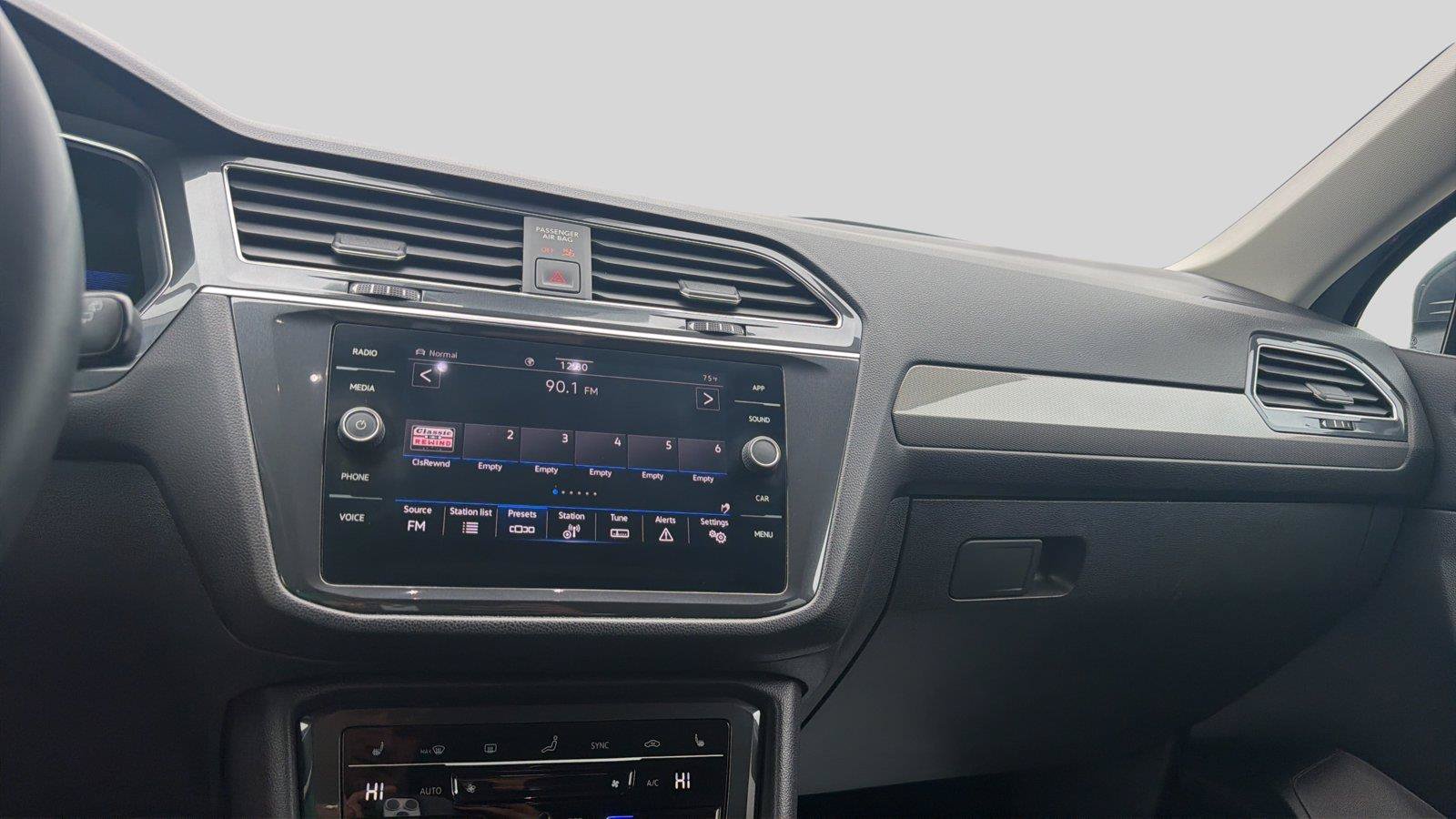 Used 2023 Volkswagen Tiguan SE AWD/4WD image 11