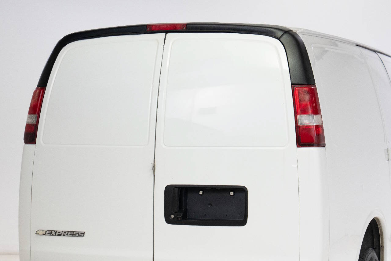 Used 2017 Chevrolet Express 2500 RWD image 15
