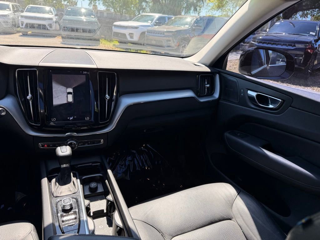 Used 2020 Volvo XC60 T5 Momentum image 37