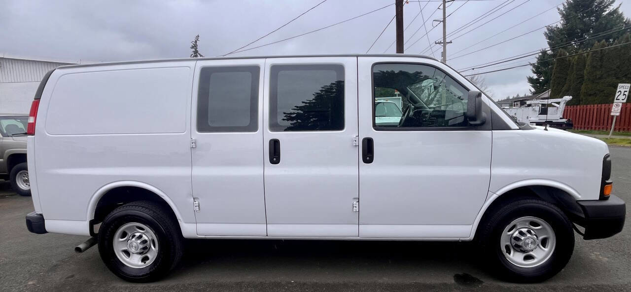 Used 2016 Chevrolet Express 2500 image 2