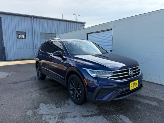 Used 2024 Volkswagen Tiguan SE w/ Panoramic Sunroof Package AWD/4WD image 2