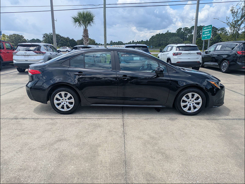 Used 2023 Toyota Corolla LE FWD image 2