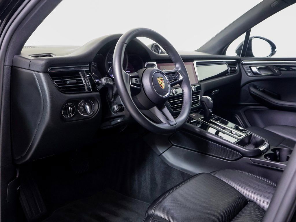 Certified 2025 Porsche Macan AWD/4WD image 4