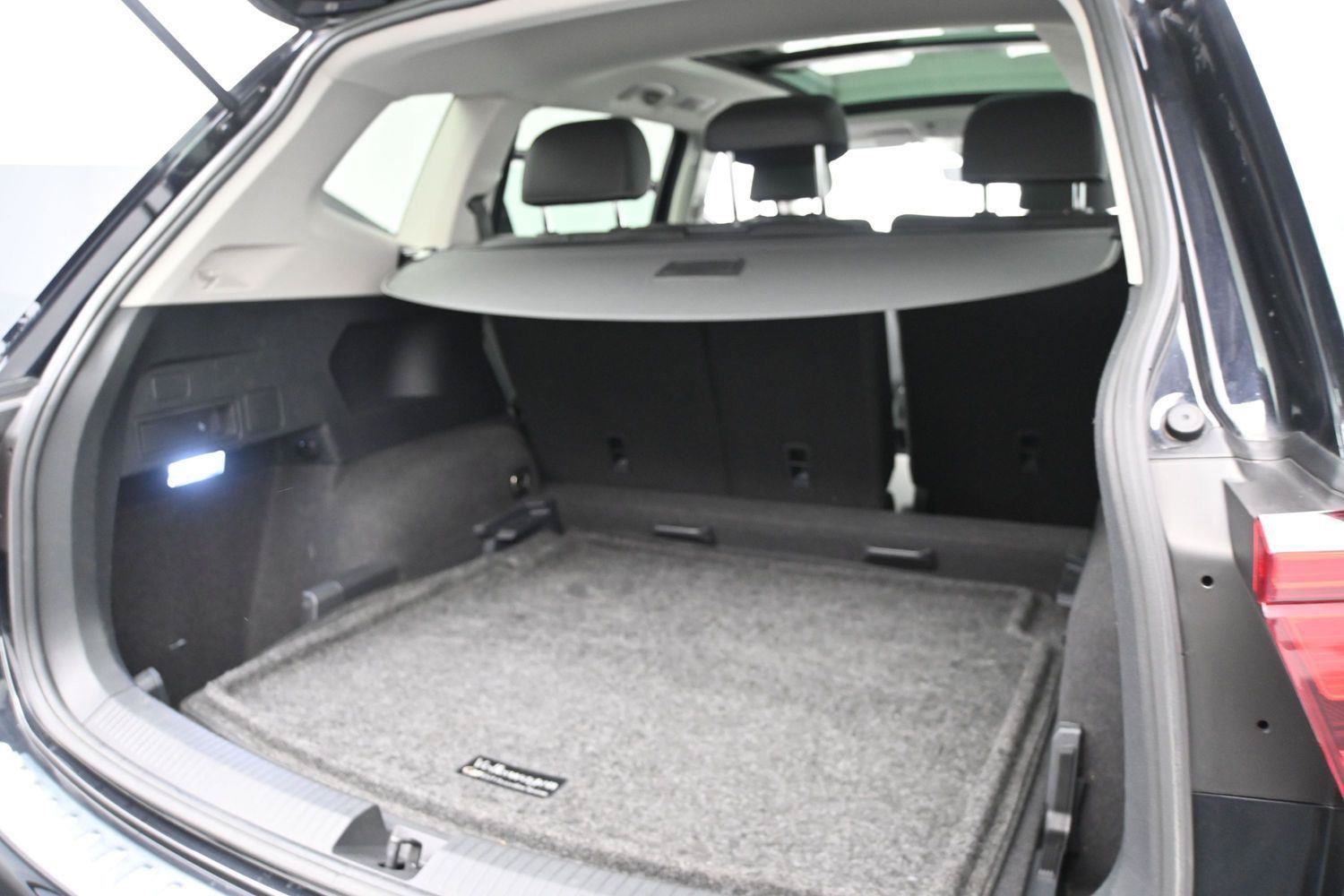Used 2022 Volkswagen Tiguan SE w/ Panoramic Sunroof Package AWD/4WD image 11
