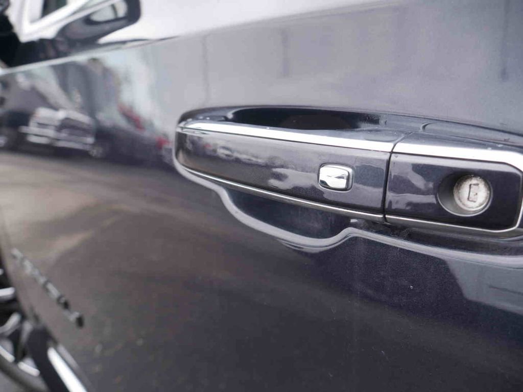 Used 2024 GMC Yukon XL Denali image 11