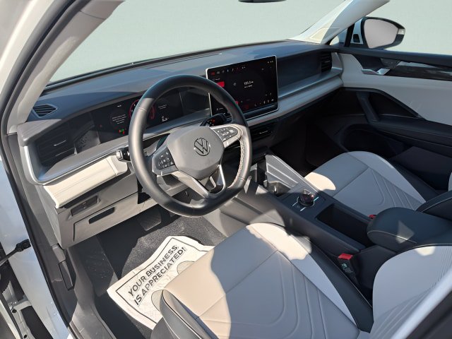 Certified 2025 Volkswagen Tiguan SE FWD image 4