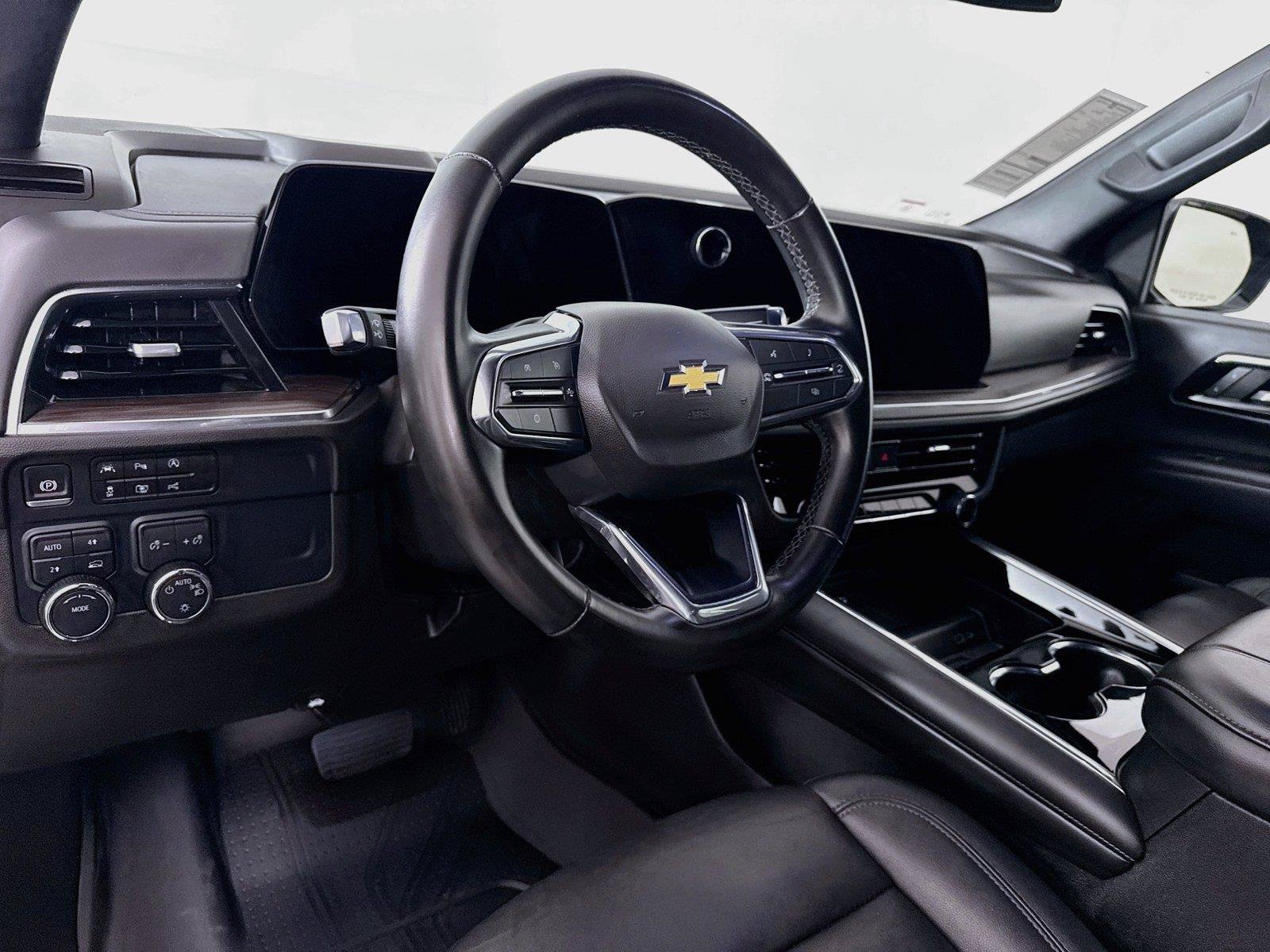 Used 2025 Chevrolet Suburban LT AWD/4WD image 4