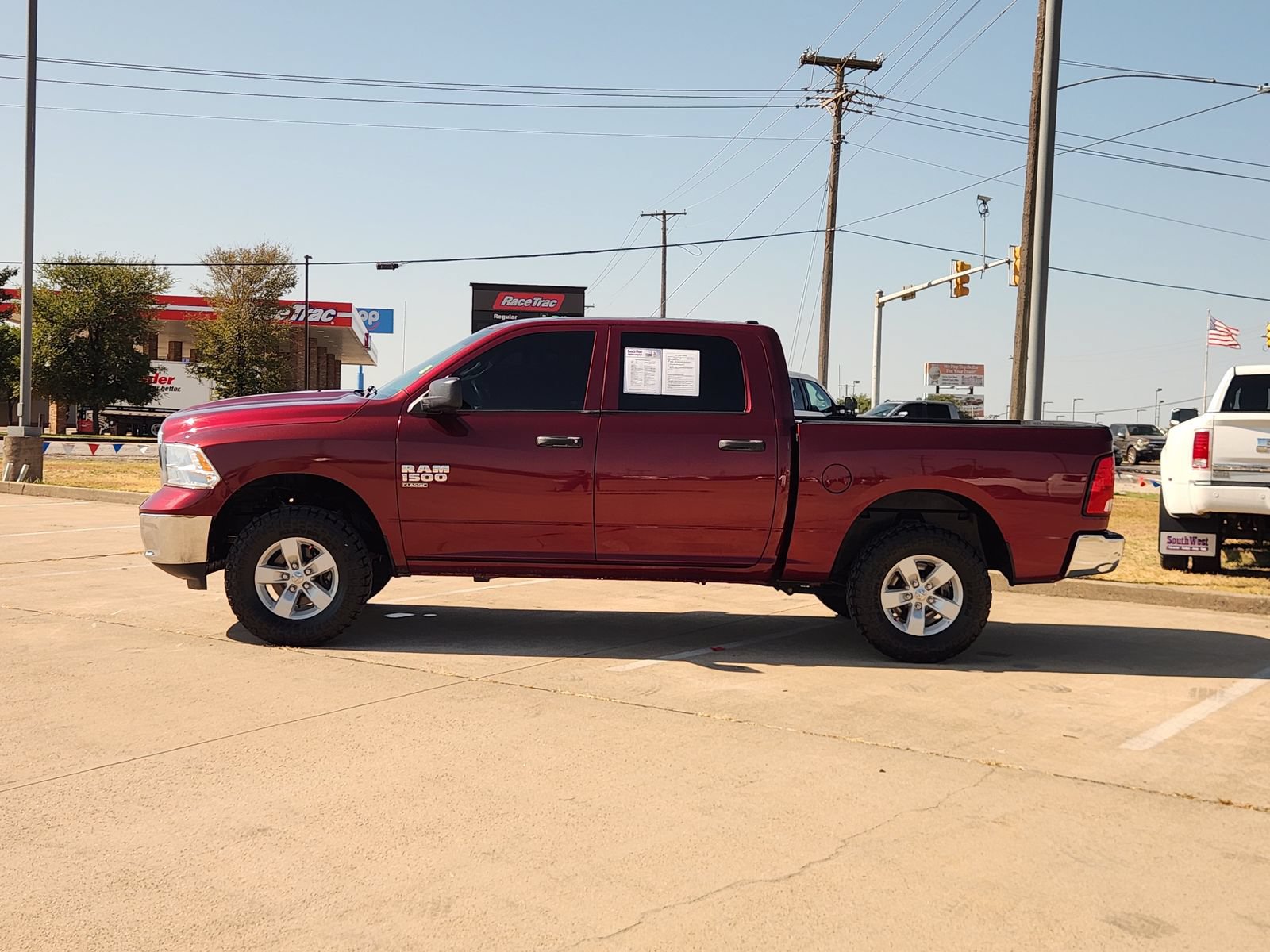 Used 2022 RAM 1500 Classic SLT AWD/4WD image 3