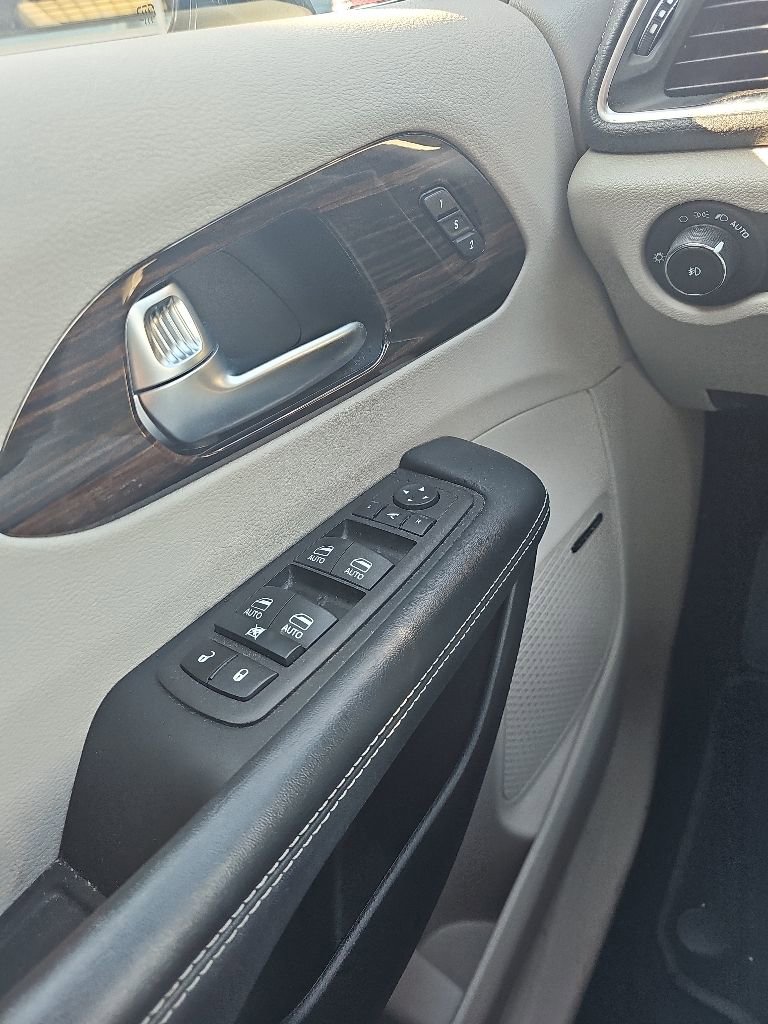 Used 2023 Chrysler Pacifica Limited w/ Uconnect Theater Family Group FWD image 12