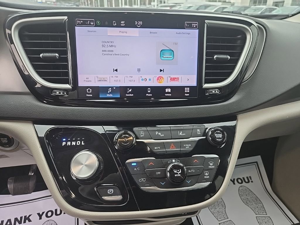 Used 2024 Chrysler Pacifica Touring-L image 18
