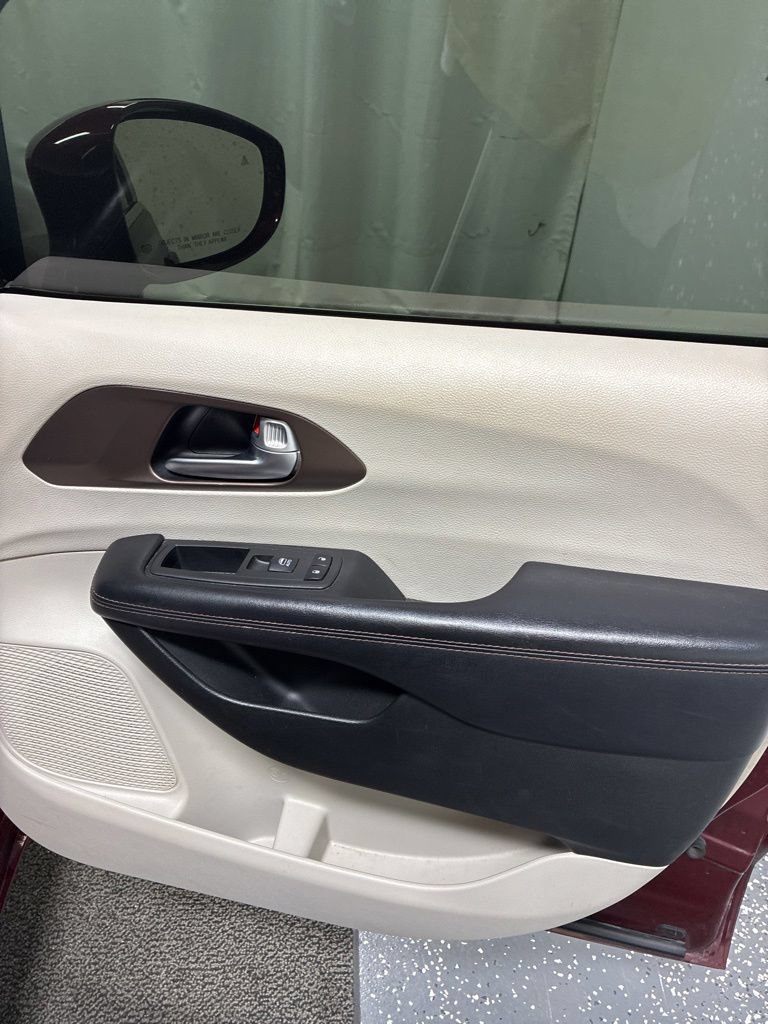 Used 2017 Chrysler Pacifica Touring-L w/ Tire & Wheel Group FWD image 31