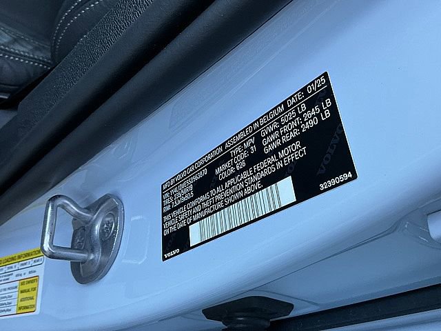 Certified 2025 Volvo XC40 B5 Plus image 32