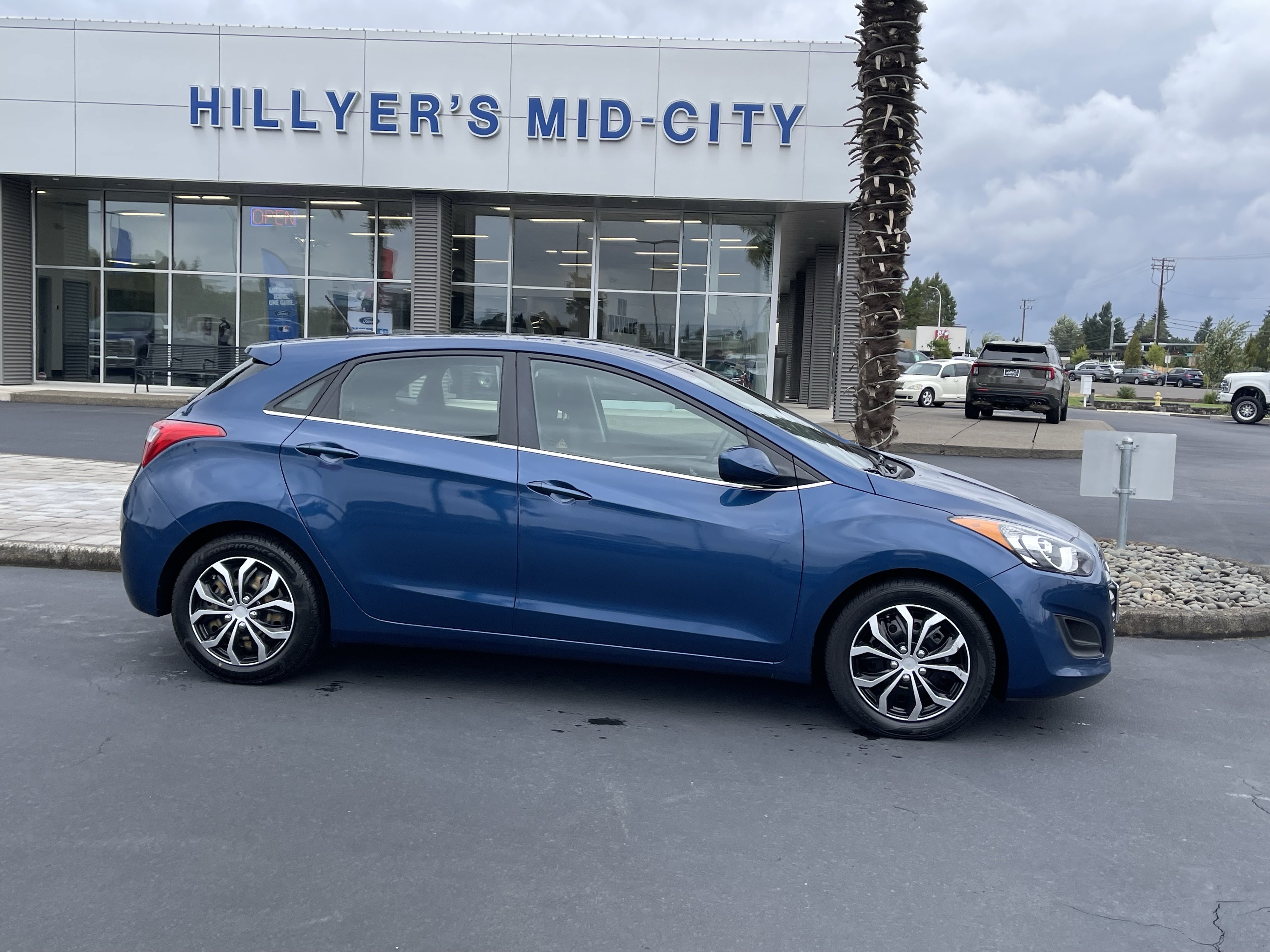 Used 2016 Hyundai Elantra GT FWD image 2