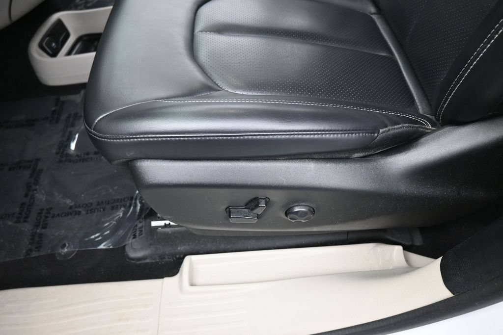 Used 2023 Chrysler Pacifica Touring-L FWD image 15