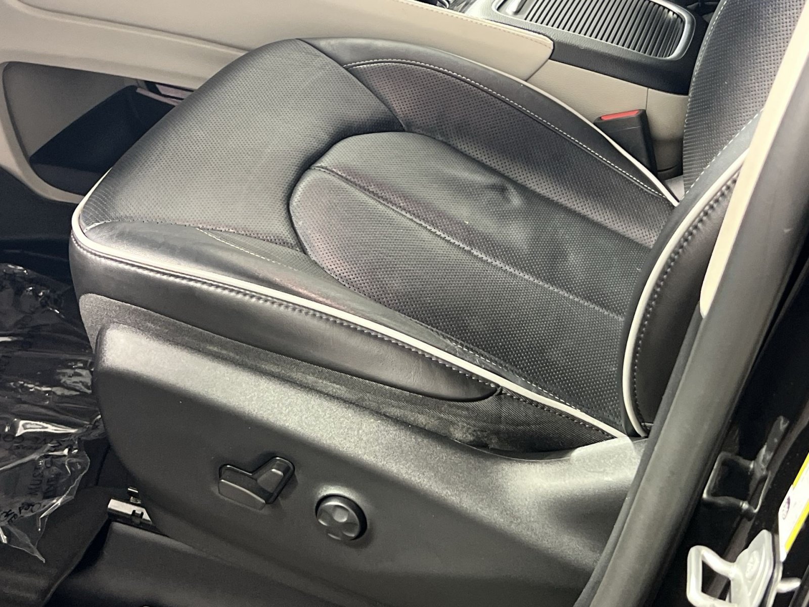 Used 2022 Chrysler Pacifica Limited w/ Uconnect Theater Family Group FWD image 15