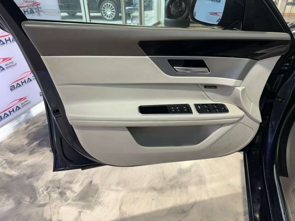 Used 2018 Jaguar XF Premium AWD/4WD image 33