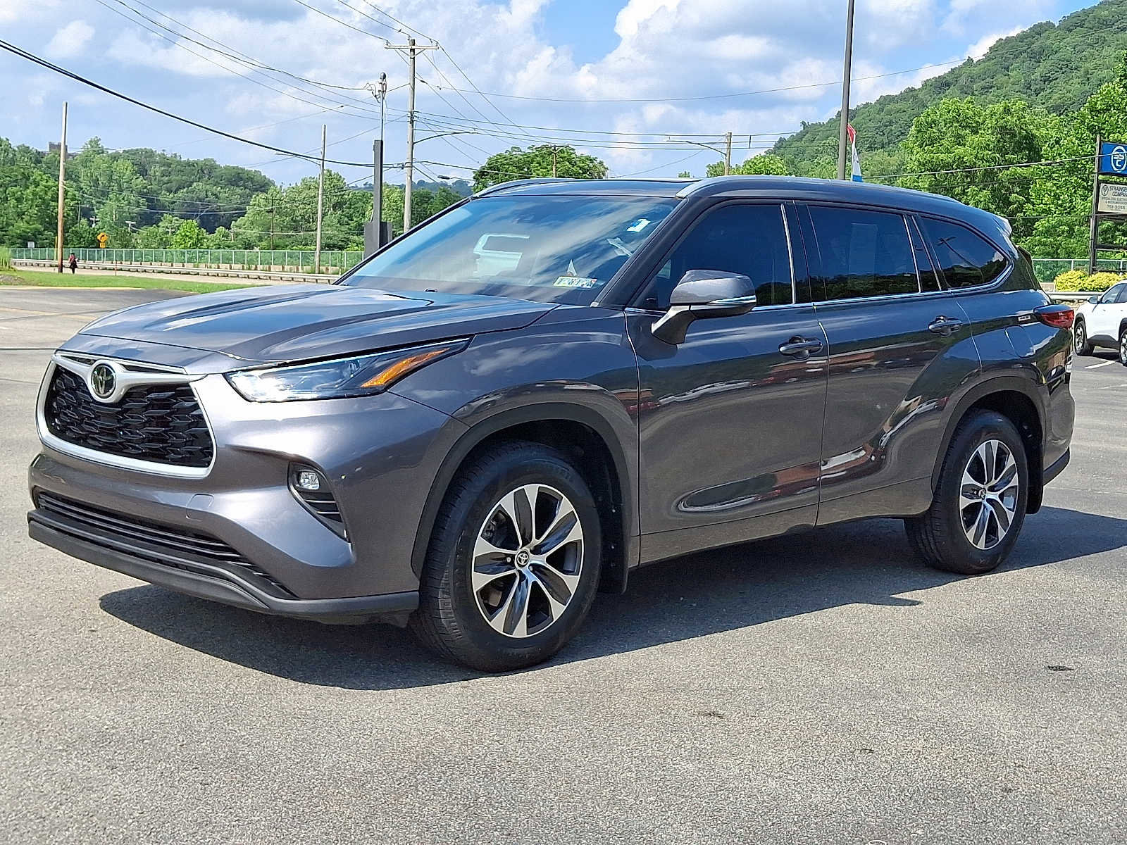 Used 2022 Toyota Highlander XLE image 3