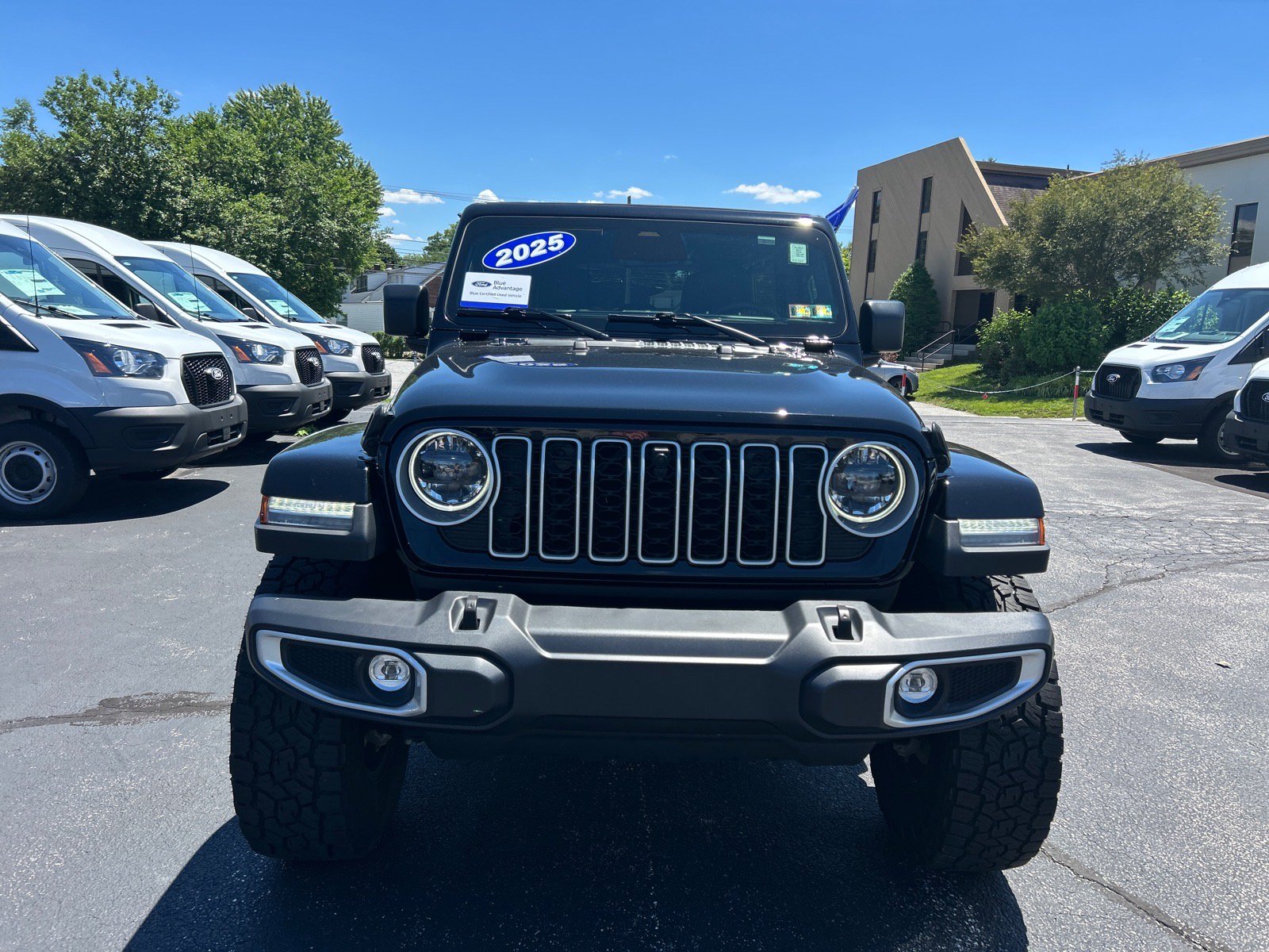 Used 2025 Jeep Wrangler Unlimited Sahara AWD/4WD image 2
